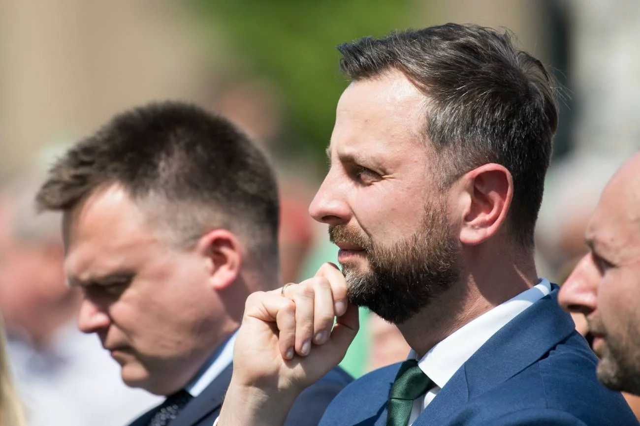 Sondaż: KO zbliża się do PiS. Trzecia Droga i Lewica tracą