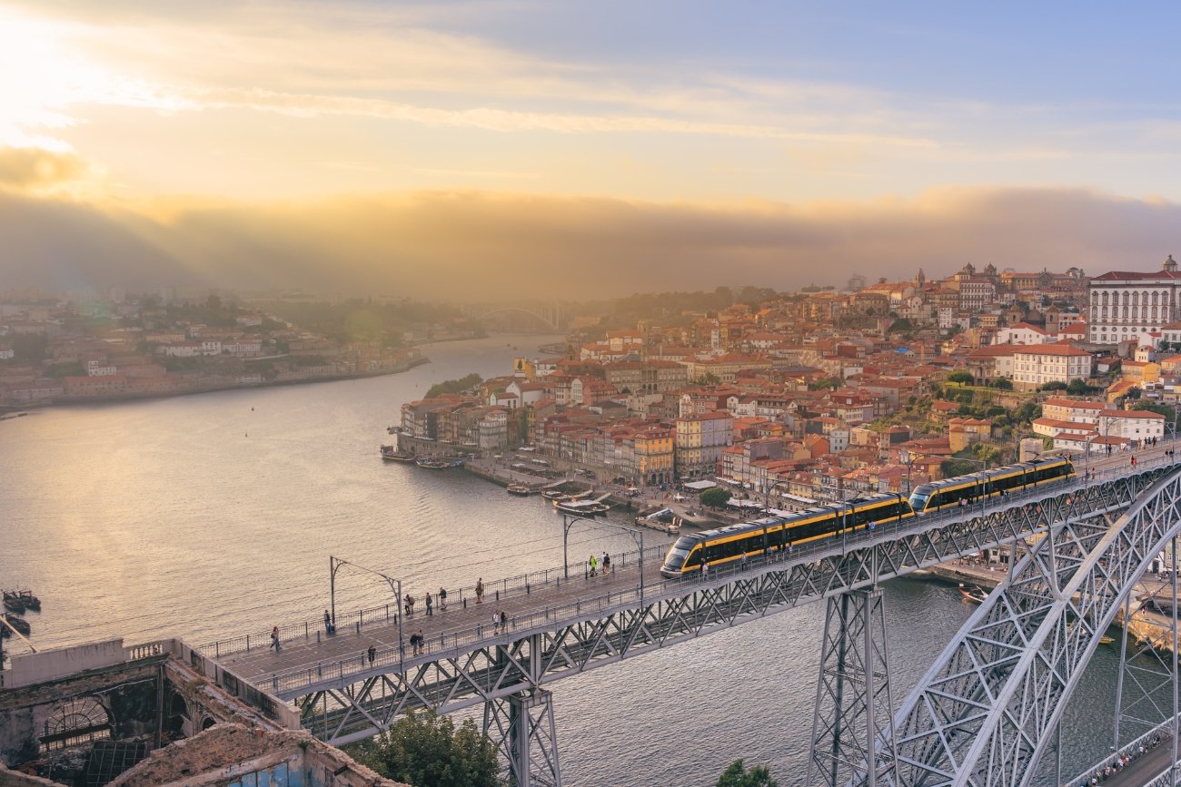 Podróże pociągiem są popularną formą zwiedzania w Portugalii.