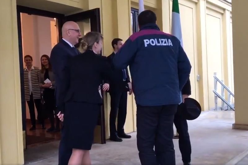 Strój jest dosyć nietypowy.