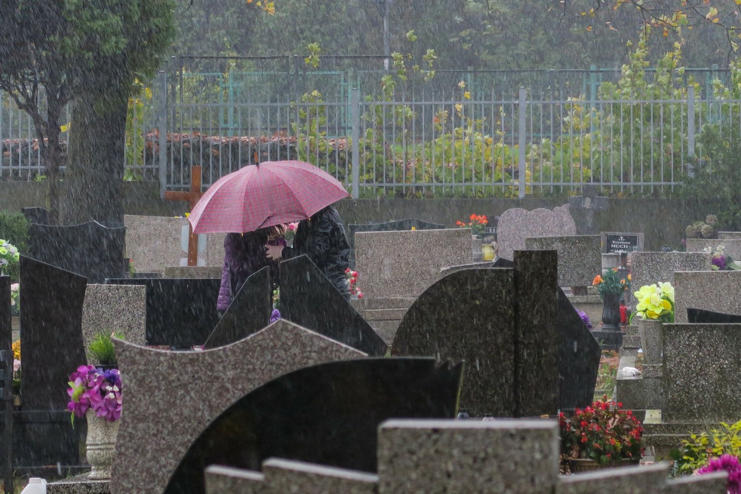 Pogoda zacznie się psuć na Wszystkich Świętych. W Zaduszki ma padać praktycznie w całej Polsce.