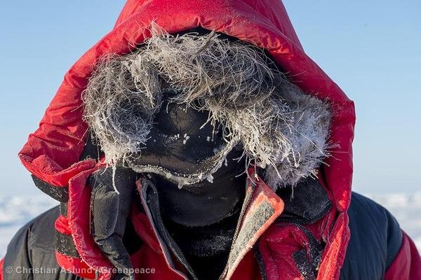 Działacze Greenpeace umieścili na biegunie północnym kapsułę z flagą dla prszyszłości oraz 3 mln podpisów na rzecz ochrony Arktyki.