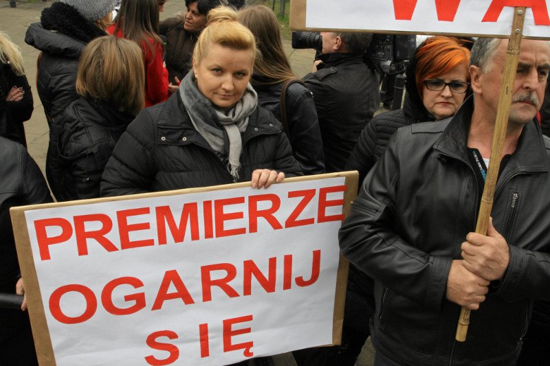 Protestujący pod Sejmem opiekunowie dorosłych niepełnosprawnych