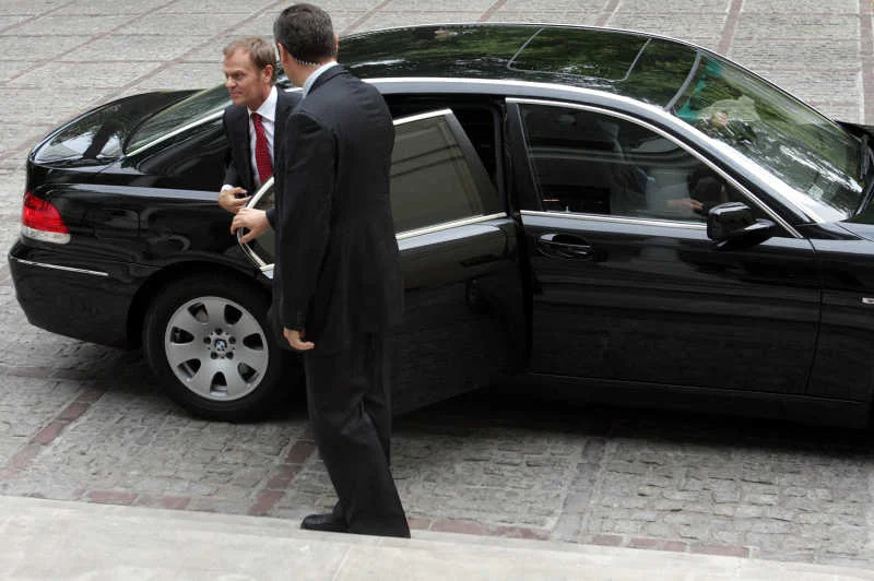 Donald Tusk wysiada z rządowej limuzyny.