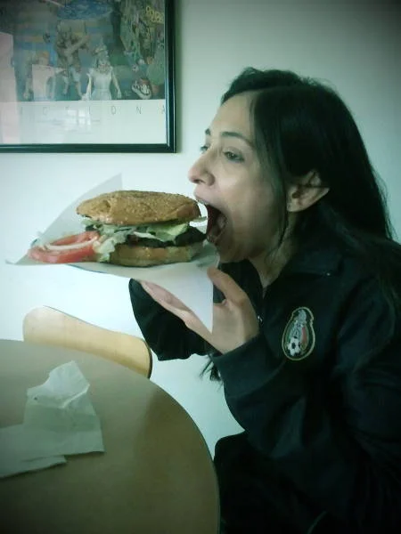 Burger na lunch? Czemu nie, jeśli zjesz do niego sałatkę, ana deser jabłko