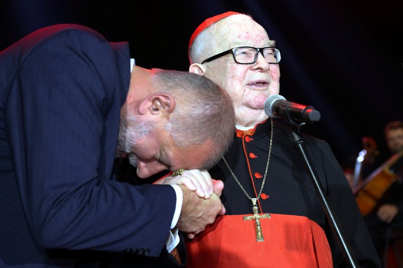 Kard. Henryk Gulbinowicz i b. prezydent Wrocławia Rafał Dutkiewicz podczas uroczystych obchodów 95. urodzin kardynała w Hali Stulecia 17 października 2018 r.