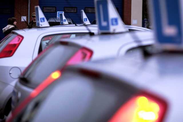 Prawo jazdy w wakacje to jeden z popularniejszych pomysłów na aktywne spędzenie czasu w lato