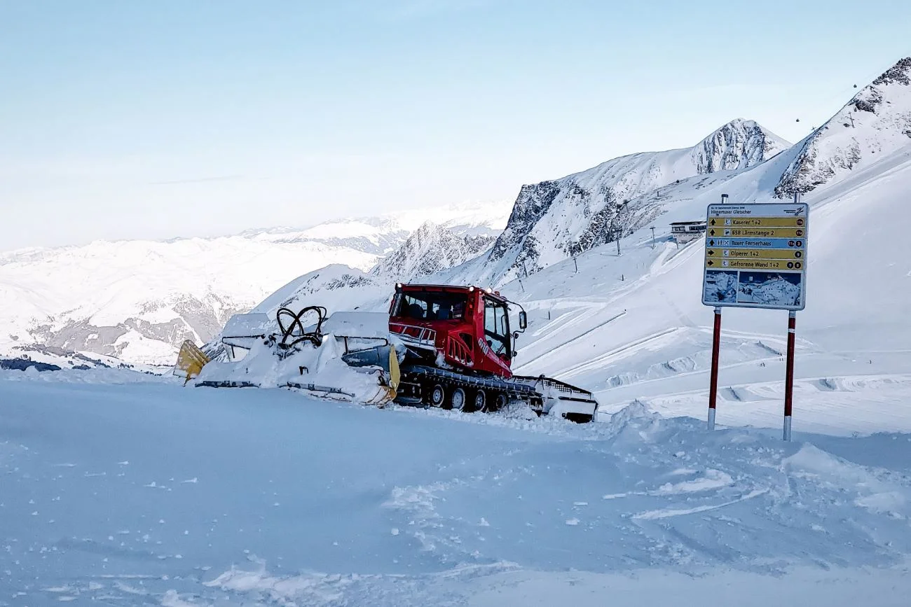 Hintertux to miejsce, gdzie na nartach można jeździć praktycznie przez cały rok. Na zdjęciu ośrodek Hintertux w Austrii