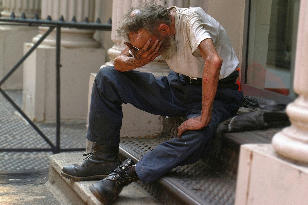 "Bezdomny milioner": odmówiono mu pomocy, bo z dokumentów wynikało, że jest bogatym przedsiębiorcą (zdjęcie ilustracyjne) "Bezdomny milioner": odmówiono mu pomocy, bo z dokumentów wynikało, że jest bogatym przedsiębiorcą (zdjęcie ilustracyjne)