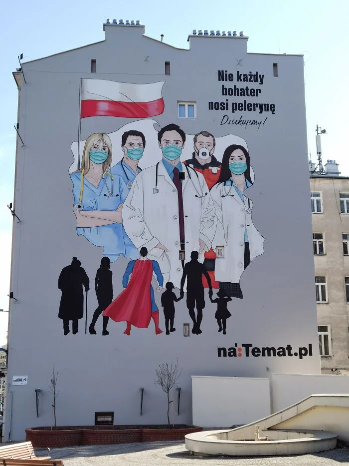 Mural stworzony w podzięce dla lekarzy, pielęgniarek i przedstawicieli wszystkich zawodów medycznych pomagających w czasie pandemii covid-19 wzbudził spore zainteresowanie na całym świecie. Mural naTemat.pl z Warszawy.