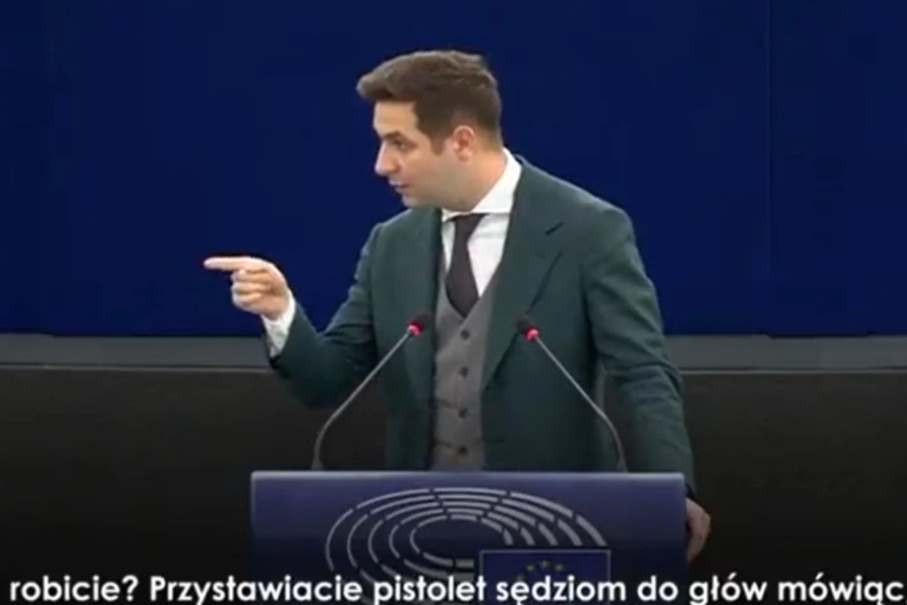 Patryk Jaki grzmiał w PE o szantażu UE, wcześniej wyliczał, ile Polska straciła na członkostwie.