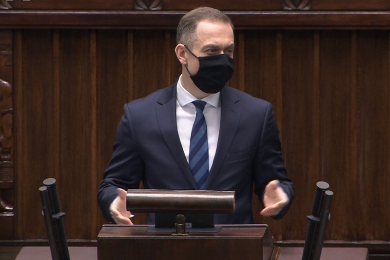Cezary Tomczyk złożył wniosek o przerwę w obradach do następnego dnia z powodu kuriozalnych zapisów w ustawie covidowej.