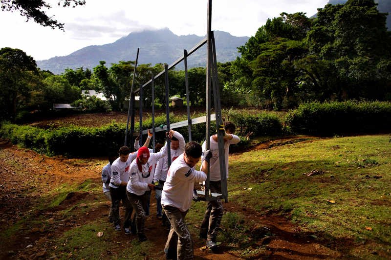 Uczestnicy wyjazdu integracyjnego do Afryki w trakcie pracy.