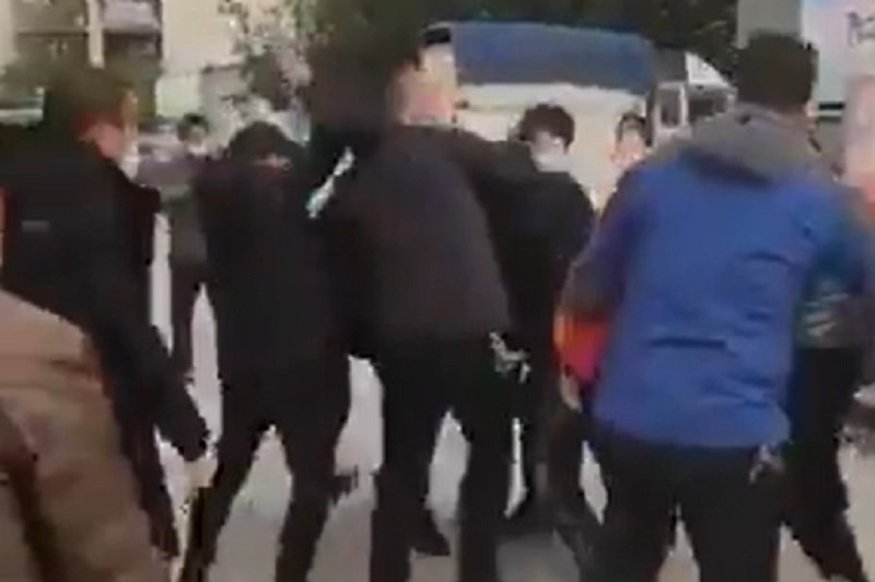 W Chinach dochodzi do samosądu na osobach, które nie poinformowały, że były w Wuhan. Tam ognisko koronawirusa jest największe.