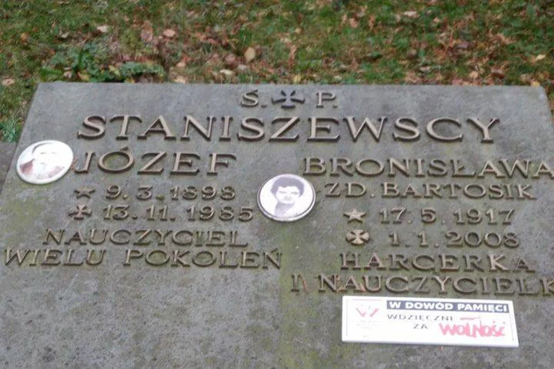Na rodzinnym grobie rodziny Grażyny Staniszewskiej niespodziewanie pojawiła się nowa płyta.