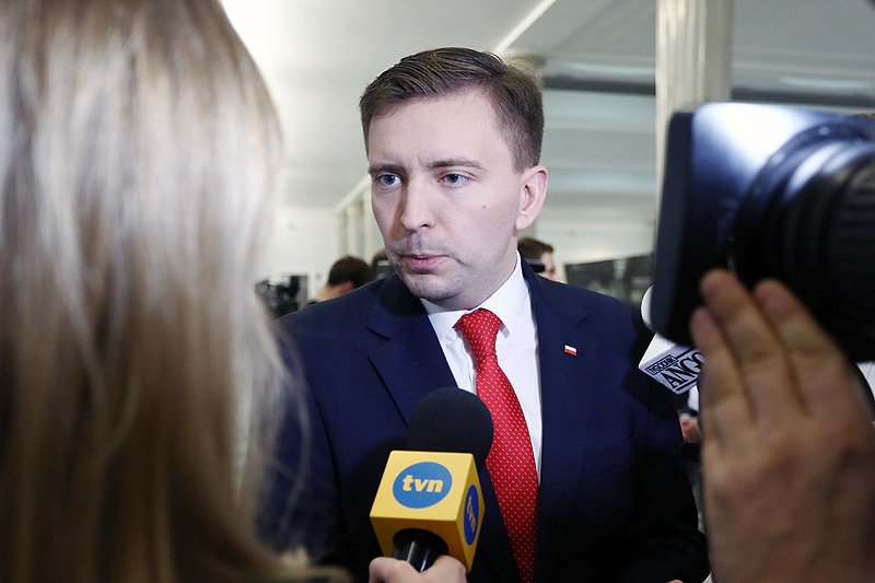 Poseł Łukasz Schreiber chciał dać ostrą ripostę Rafałowi Trzaskowskiemu, ale tylko wystawił PiS na dodatkowe kłopoty wizerunkowe.