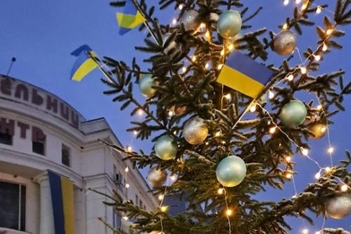 Choinka z ukraińskimi flagami w Chmielnickim