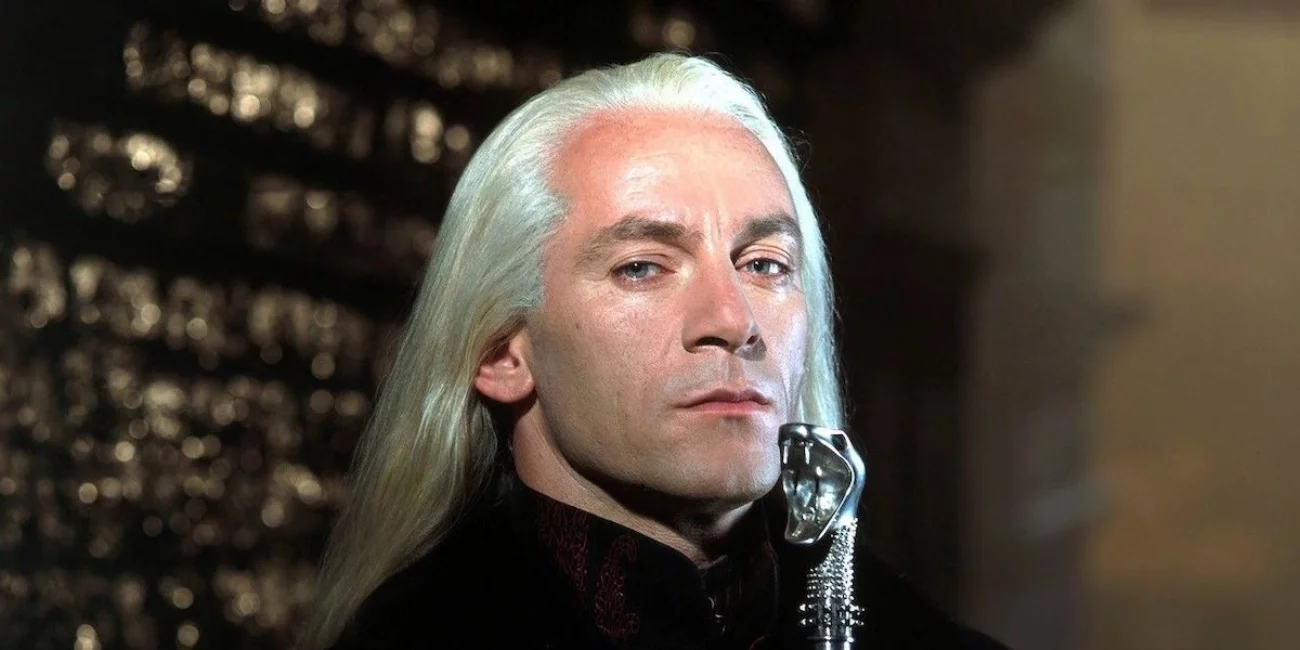 Jason Isaacs jako Lucjusz Malfoy.