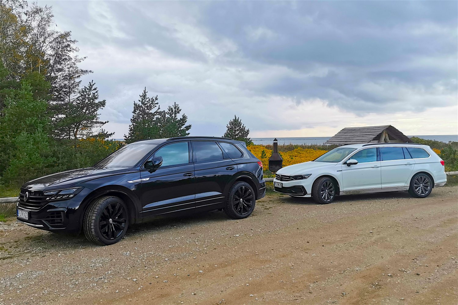 Touareg i Passat w pięknych okolicznościach estońskiej przyrody