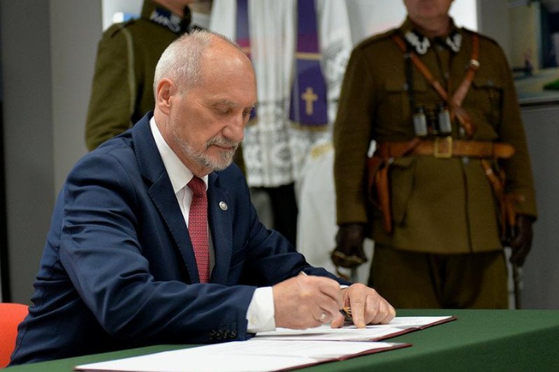 Minister Macierewicz podpisuje list intencyjny o budowie Muzeum Bitwy Warszawskiej.