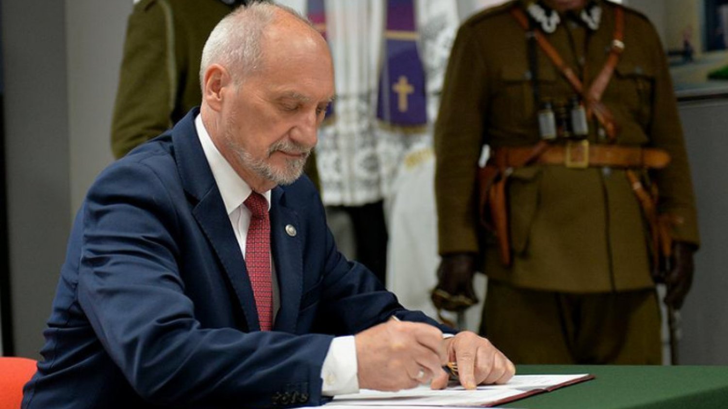 Minister Macierewicz podpisuje list intencyjny o budowie Muzeum Bitwy Warszawskiej.