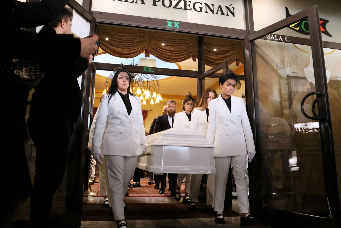 Pogrzeb Lizy. Trumnę na cmentarz niosły kobiety w białych garniturach