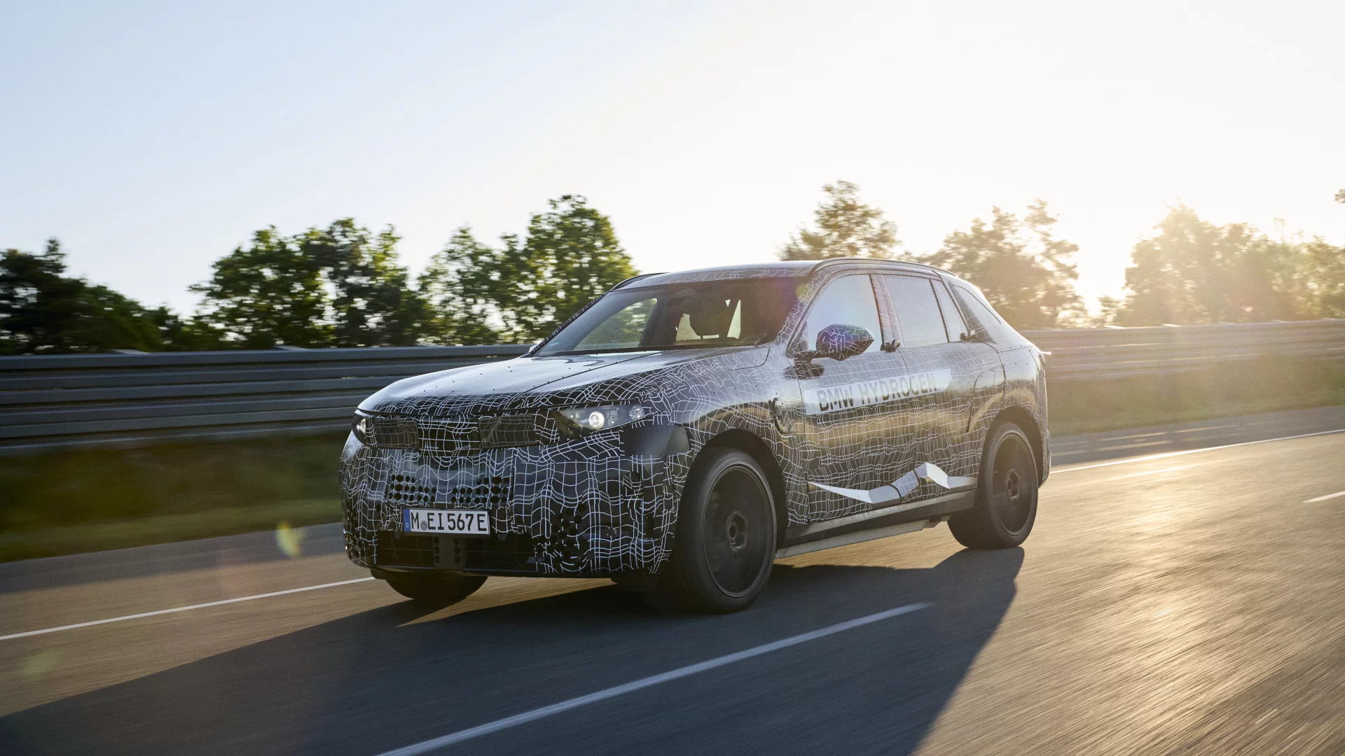 BMW idzie pod prąd i dostaje na to 273 miliony euro. Nadchodzi nowe iX5 Hydrogen