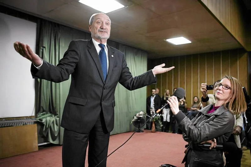 Antoni Macierewicz ripostuje Adamowi Michnikowi