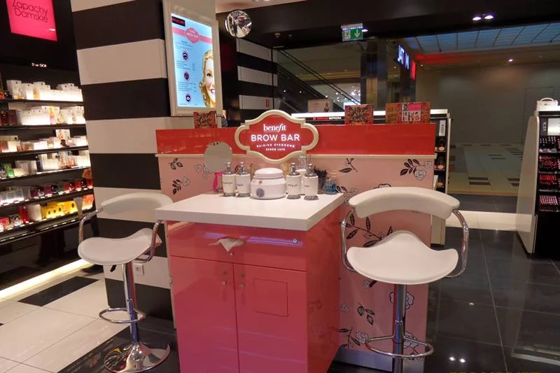 Brow Bar marki Benefit w Sephorze jest idealnym miejscem, jeżeli chcesz mieć dobrze wyregulowane brwi, które pasują do twojej urody