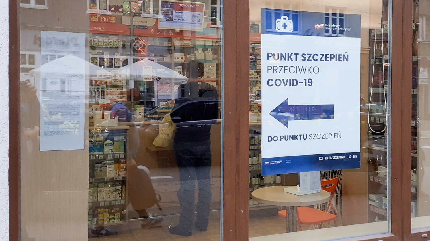 Ministerstwo zdrowia deklaruje, że z aptek nie zniknie możliwość wykonywania tam szczepień.