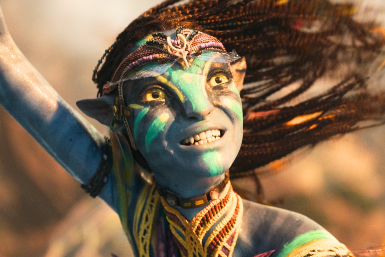 Zoe Saldaña jako Neytiri w filmie "Avatar: Ogień i popiół"