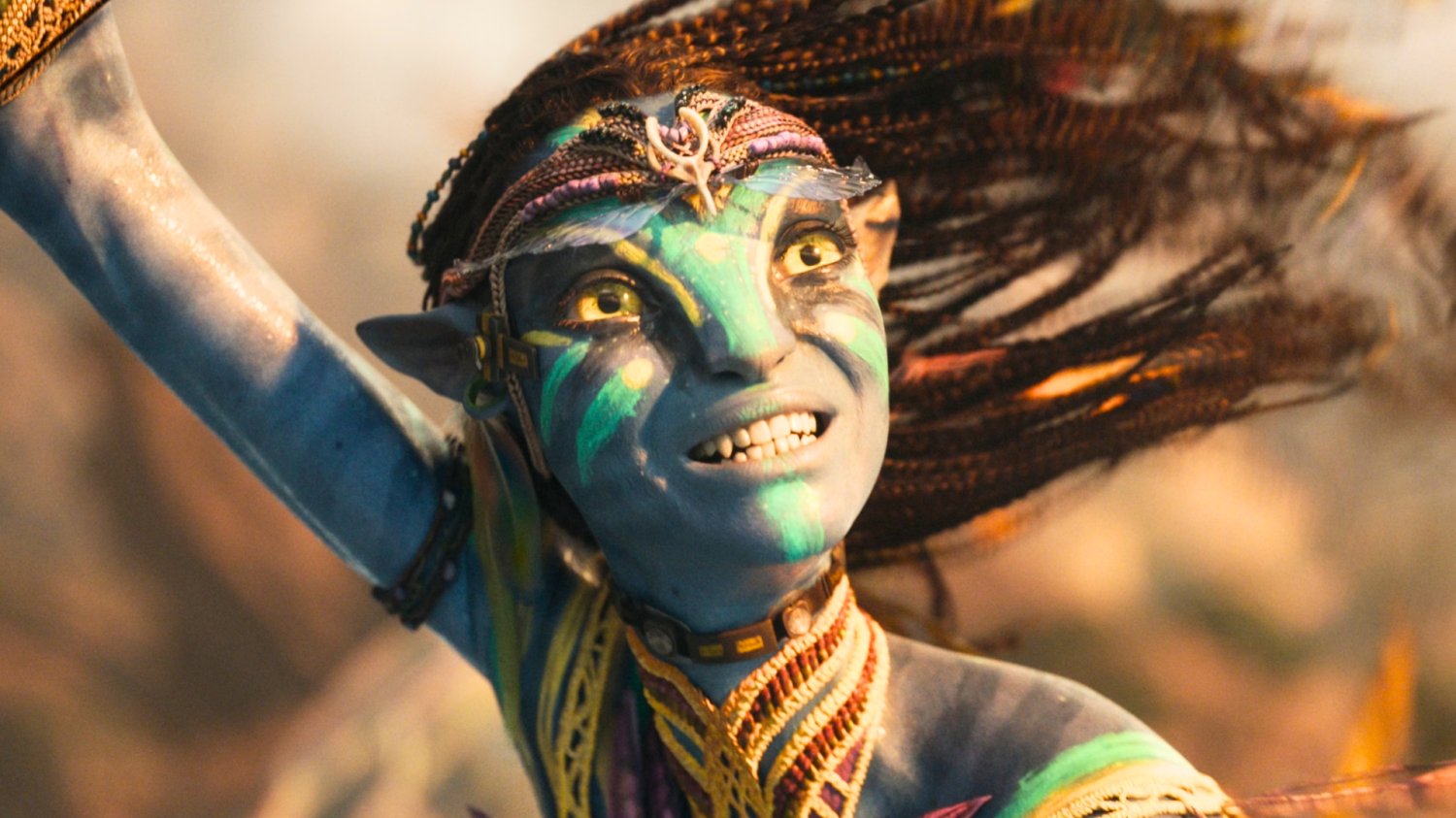 Zoe Saldaña jako Neytiri w filmie "Avatar: Ogień i popiół"