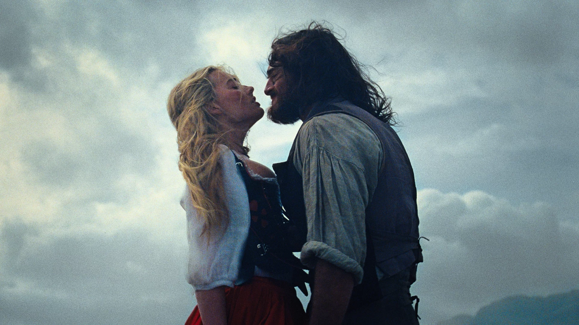 Margot Robbie i Jacob Elordi w filmie "Wichrowe wzgórza"