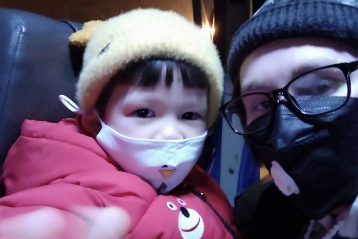 Natalie Francis z synem mieszkali w Wuhan. Są już na Wyspach