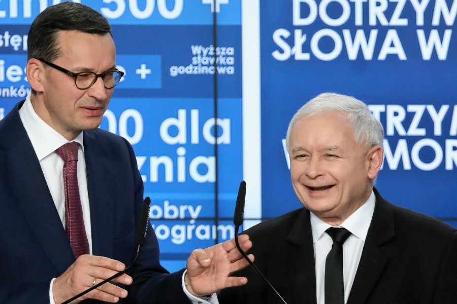 Jarosław Kaczyński i Mateusz Morawiecki jednak mają powody by świętować? Według nieoficjalnych i cząstkowych wyników Prawo i Sprawiedliwość może objąć samodzielną władzę w pięciu województwach, a w kolejnych kilku zawiązać koalicje.