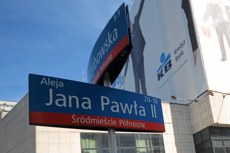 Policzyliśmy, ile będzie ulic Jana Pawła II w Warszawie, gdy PiS włączy do stolicy 32 gminy. Szykuje się niezły chaos.