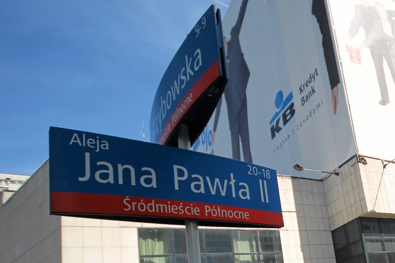 Policzyliśmy, ile będzie ulic Jana Pawła II w Warszawie, gdy PiS włączy do stolicy 32 gminy. Szykuje się niezły chaos.
