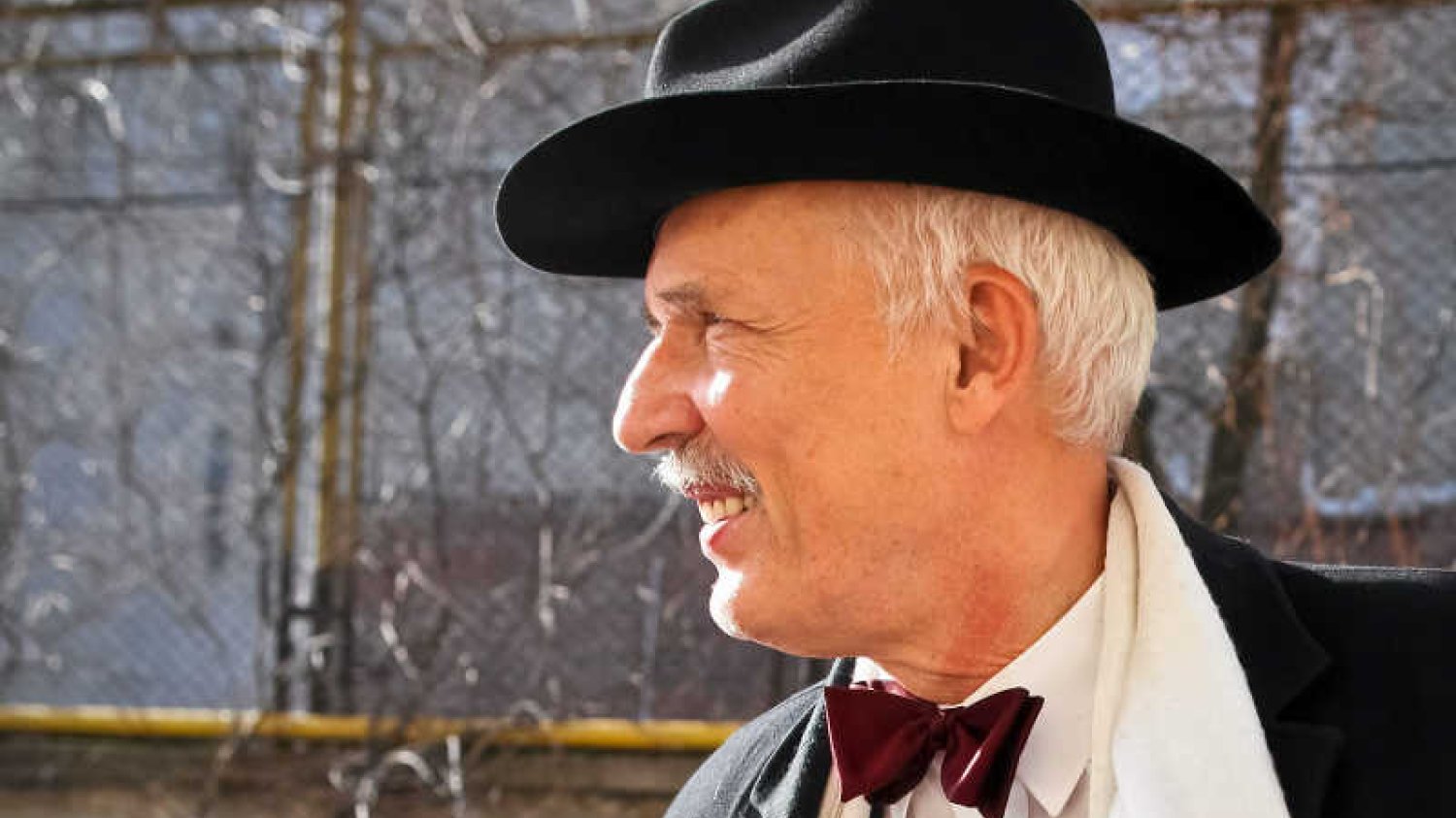 Janusz Korwin-Mikke ocenił, że dla dżentelmena większą hańbą jest picie wina z gwinta niż zgwałcenie kelnerki.