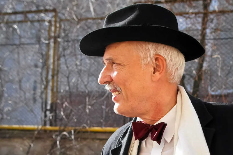 Janusz Korwin-Mikke ocenił, że dla dżentelmena większą hańbą jest picie wina z gwinta niż zgwałcenie kelnerki.