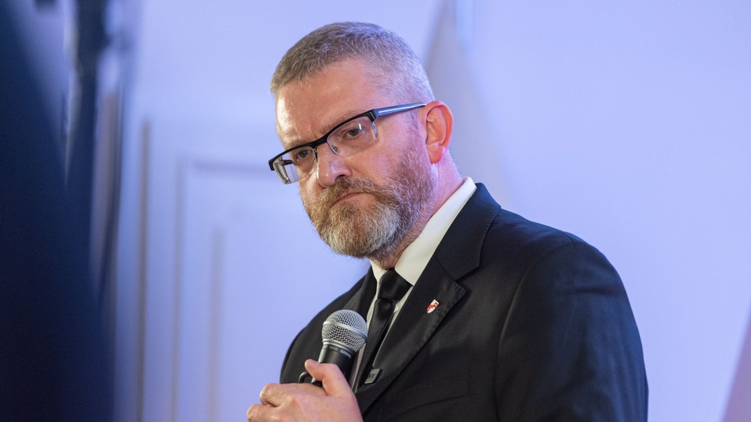 Grzegorz Braun na spotkaniu z wyborcami. Usunięcie nagrań z TikToka wpędzi go w tarapaty?
