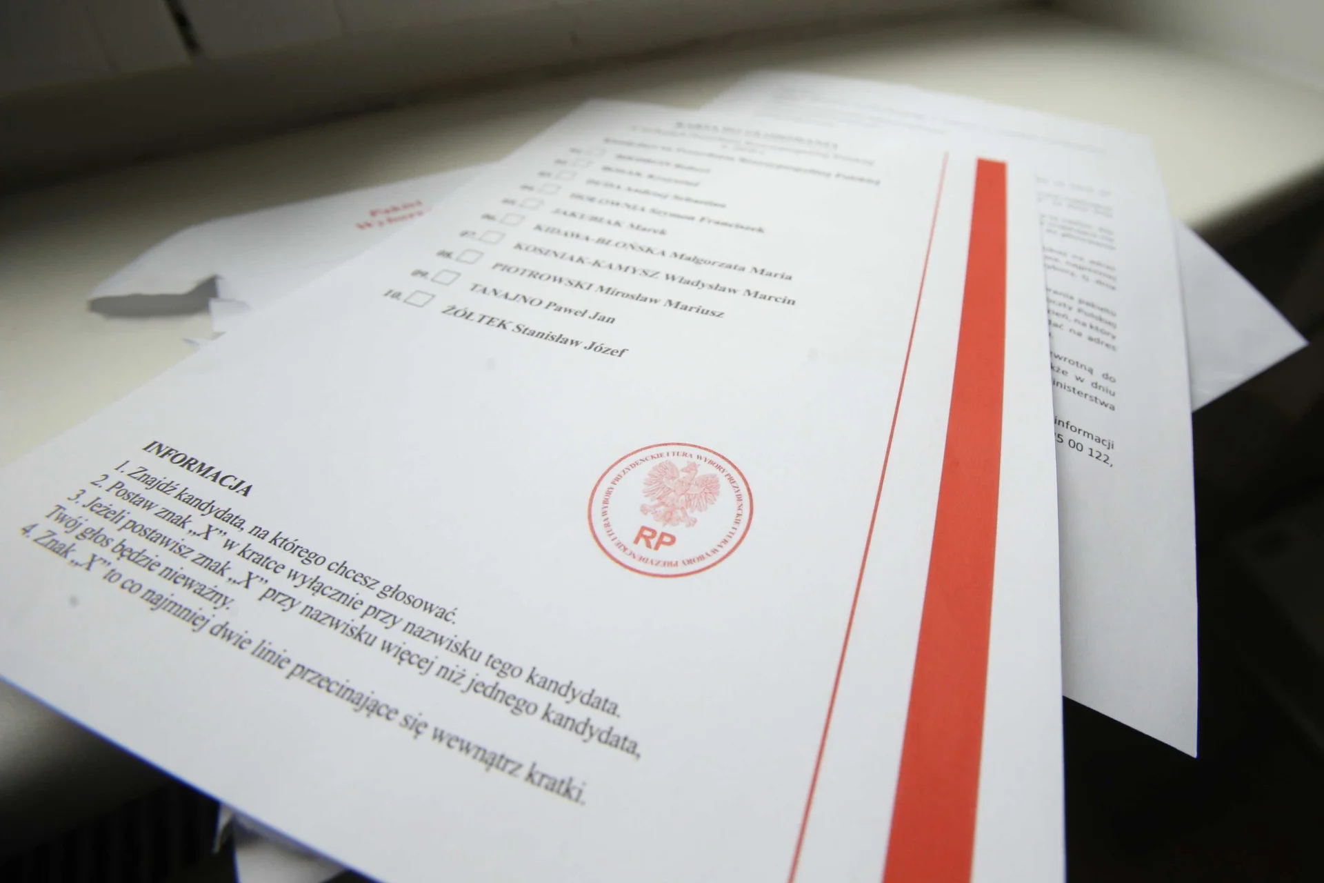 Dorota Bawołek, polska dziennikarka pracująca w Brukseli, ujawniła, jak wygląda w praktyce przekazywanie pakietów wyborczych na wybory prezydenckie 28 czerwca.