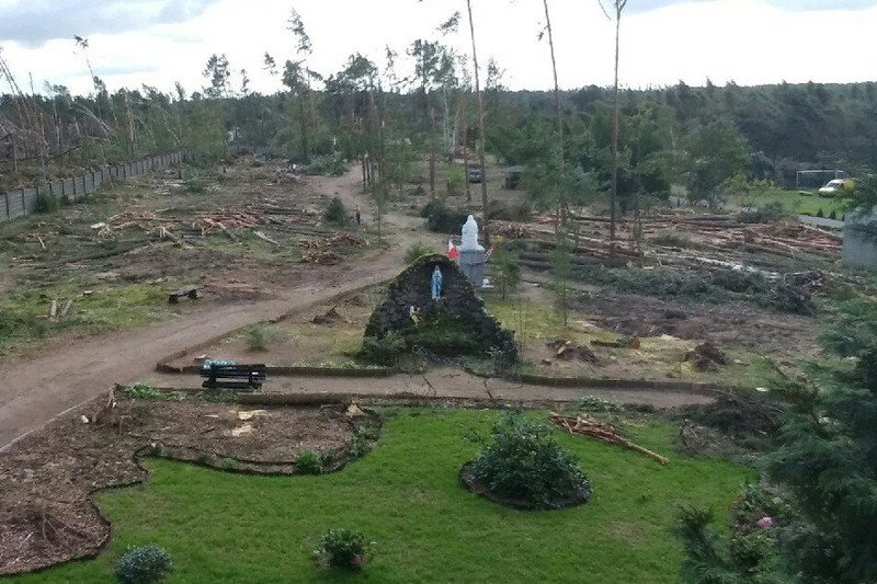 Politycy PiS i niektórzy księża zwracają uwagę na rzekomo cudowne ocalenie po nawałnicach na Pomorzu krzyży i kapliczek