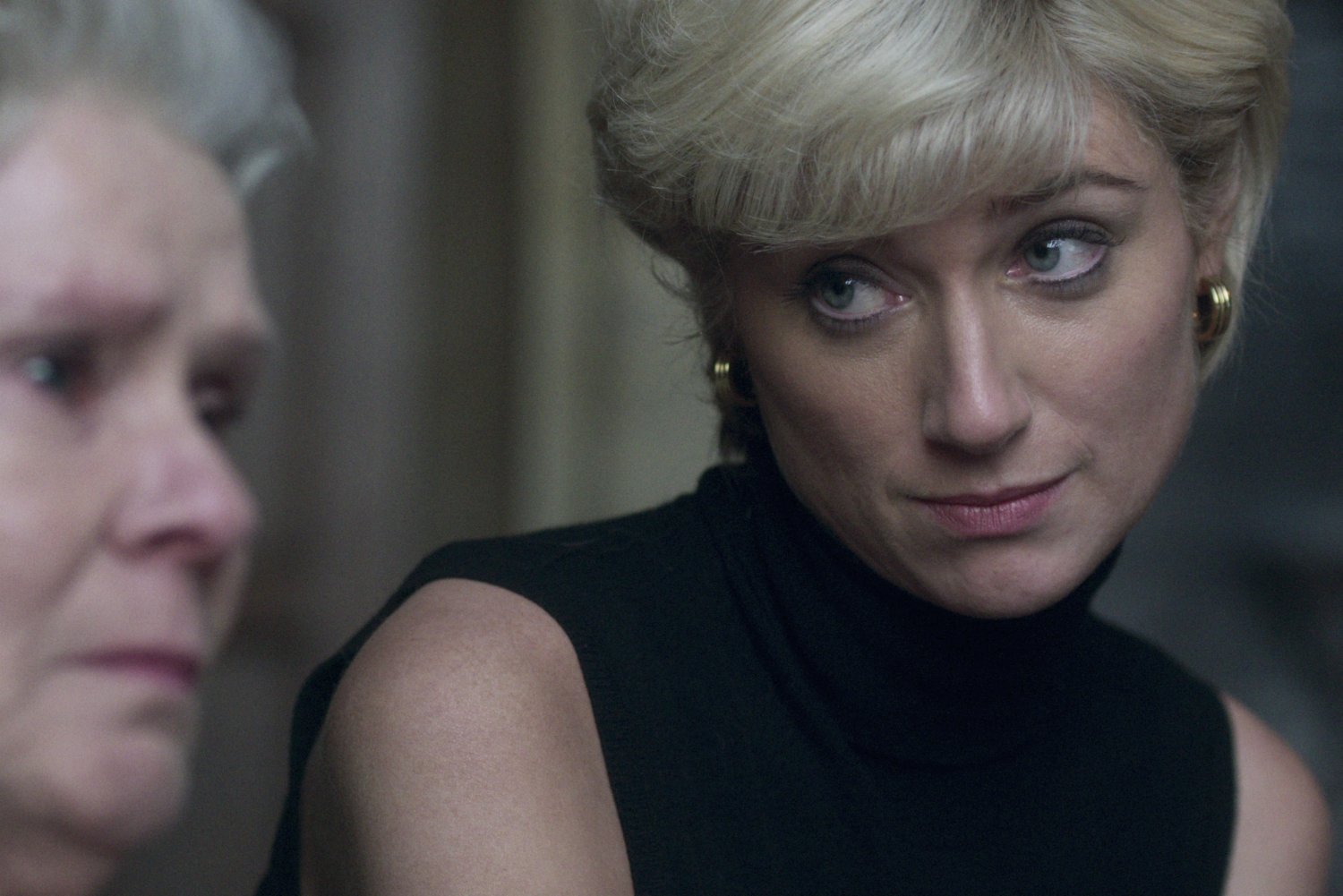 Imelda Staunton jako królowa Elżbieta II i Elizabeth Debicki jako księżna Diana w serialu "The Crown".