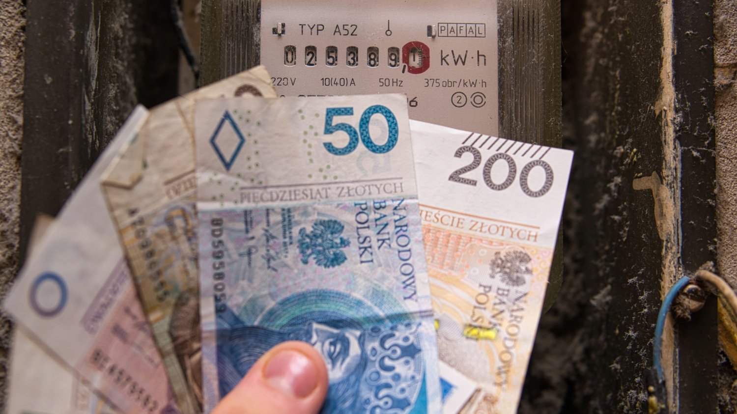 Firmy energetyczne stosują trik. Jak nie przepłacać za prąd?