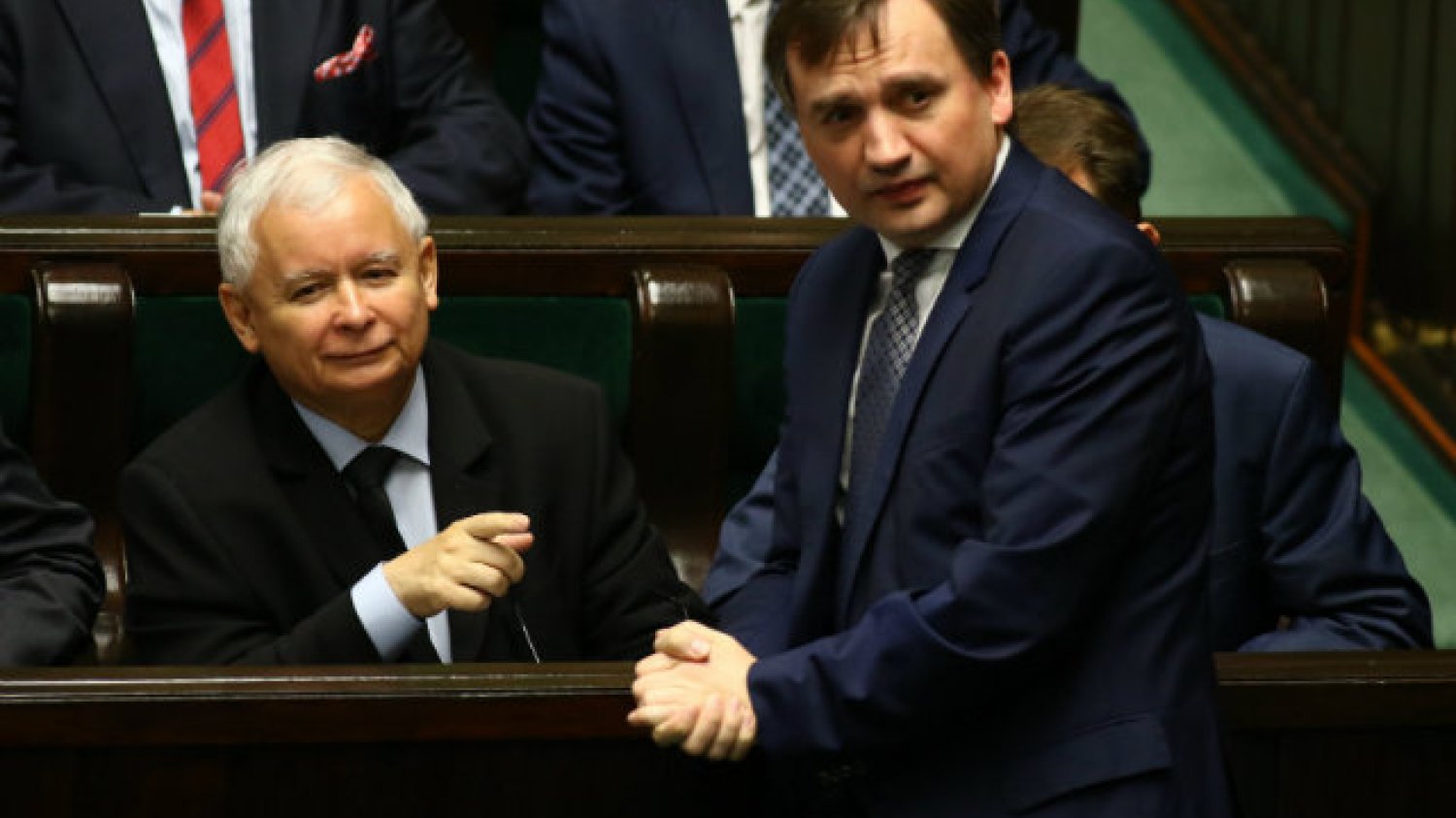 Dziennik "Fakt" donosi, że możliwa jest dymisja Zbigniewa Ziobry. Sprawa dotyczy jego konfliktu z prezydentem Andrzejem Dudą ws. prezydenckich projektów ustaw reformujących sądownictwo w Polsce.