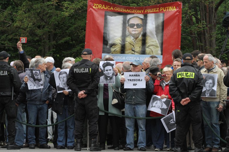 Prokuratura ściga tych, którzy przeszkadzali w pogrzebie Wojciecha Jaruzelskiego. Pierwszemu oskarżonemu grożą dwa lata