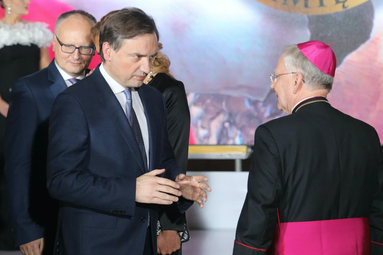 Minister sprawiedliwości i prokurator generalny Zbigniew Ziobro oraz arcybiskup Marek Jędraszewski (2019). Minister sprawiedliwości i prokurator generalny Zbigniew Ziobro oraz arcybiskup Marek Jędraszewski (2019).