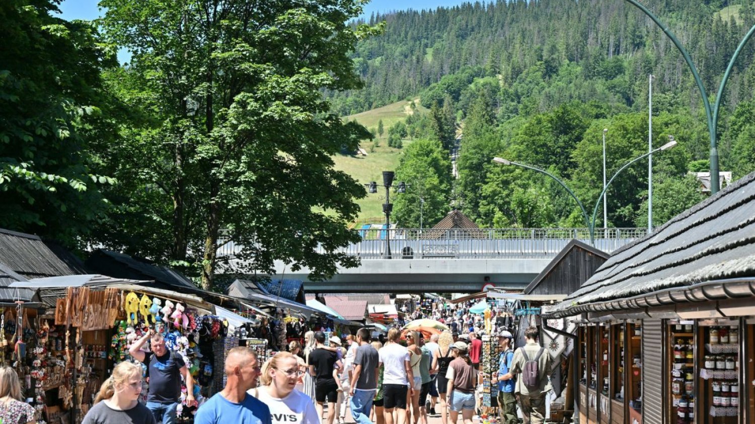 Policja przestrzega turystów przed niebezpieczną grą w górach