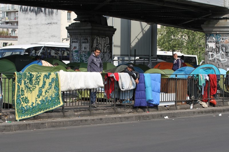 Paryż, imigranci mieszkający pod mostem