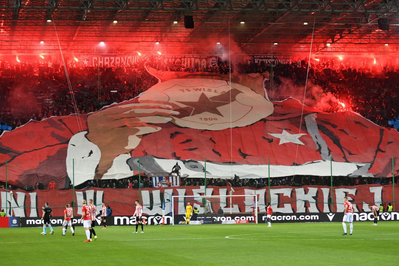 Pirotechnika podczas meczu derbowego Wisły z Cracovią wymknęła się spod kontroli kibiców gospodarzy.