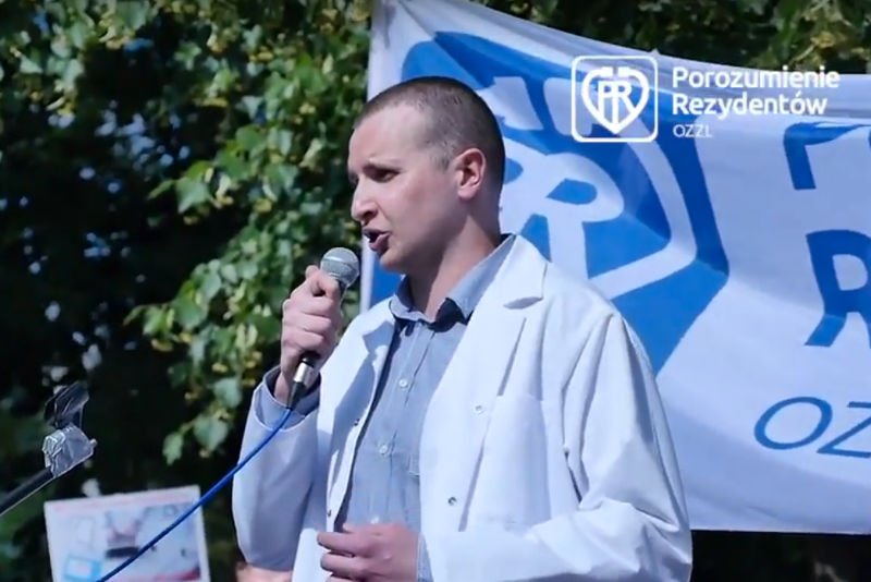 Dr Damian Patecki, wiceprzewodniczący Porozumienia Rezydentów OZZL podczas manifestacji w Warszawie w czerwcu 2016 r.